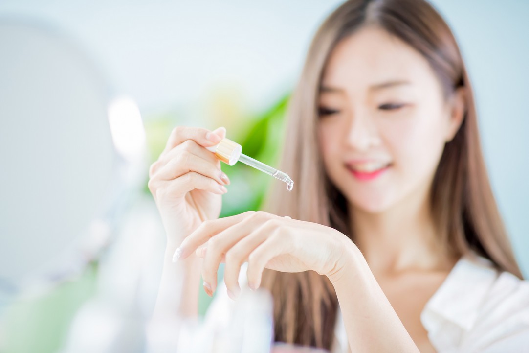 修復因子激活膠原 好多人都誤以為要補膠原唯有靠「含膠原蛋白」的產品，而事實是含膠原蛋白成分的護膚品分子一般都較大，根本不能令皮膚吸收，所以要從肌底入手去激生膠原，更要將變老的膠原婆婆踢走，肌膚時刻都保持膠原BB的健康狀態，另外是為肌膚抗氧化，就真正可以令肌膚膠原自生，對抗衰老問題。